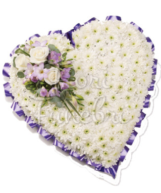 cuscino-cuore-crisantemi-bianchi-composizione-rose-bianche